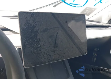 2024 Tesla Model Y z USA, uszkodzony, nr VIN 7SAYGAEE5RF074699